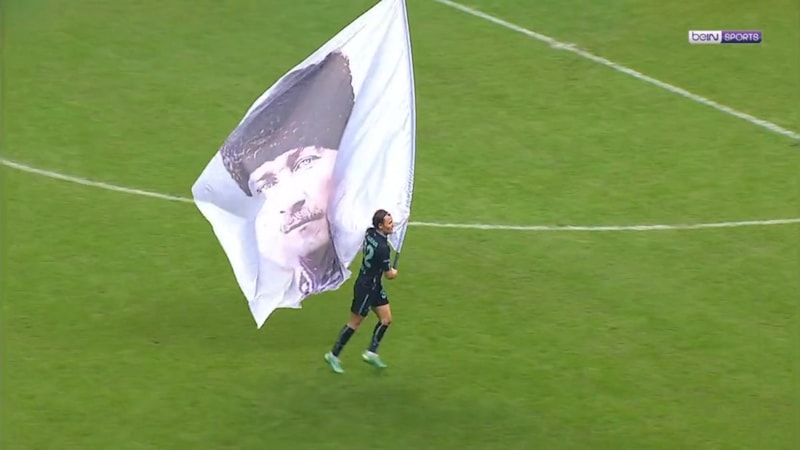 Yusuf Erdoğan, galibiyeti Atatürk bayrağıyla kutladı