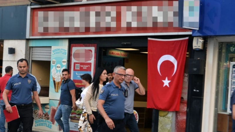 Adana'da Amerika menşeli fast food restoranu çalışanı bıçaklandı: Yemeğinizde bebek kanı var