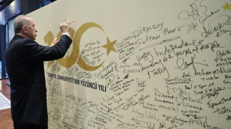 Cumhurbaşkanı Erdoğan, 100'üncü yıl panosuna imza attı