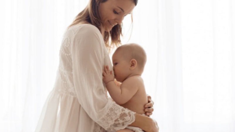 Emziren annelerin asla yapmaması gereken 5 hata! Bebeğinizin gelişimini engellemeyin...