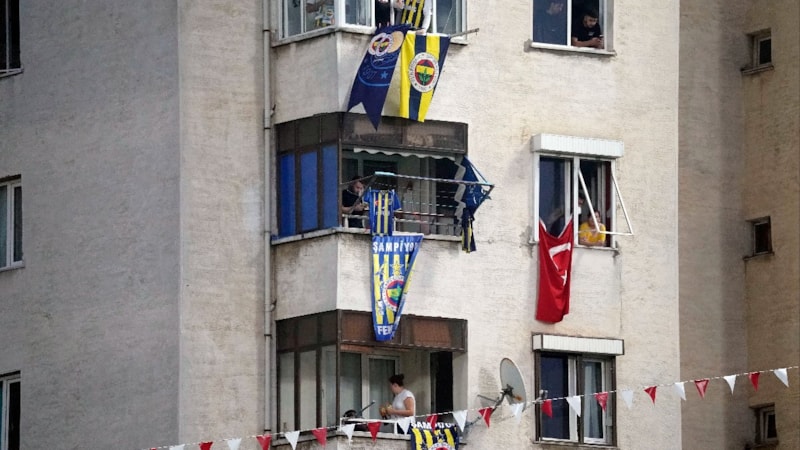 Fenerbahçe taraftarları balkonlarından maçı izledi