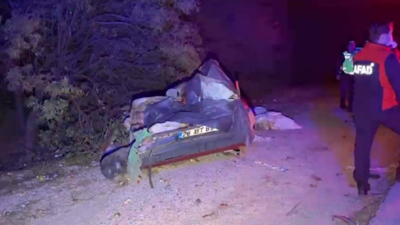 Eskişehir'de otomobilin kamyona arkadan çarptığı kazada 2 kişi öldü