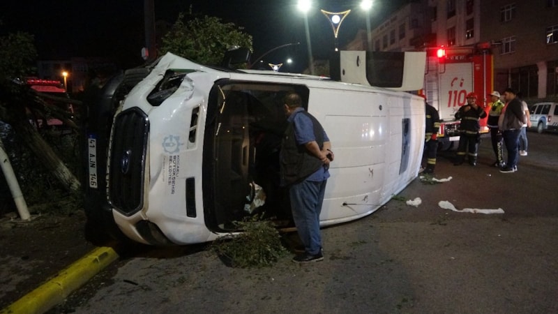 Kocaeli'de ağaca çarpan minibüs devrildi: 1'i ağır 3 yaralı