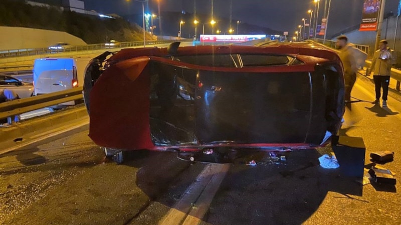 İstanbul'da iki araç takla attı: 3 yaralı