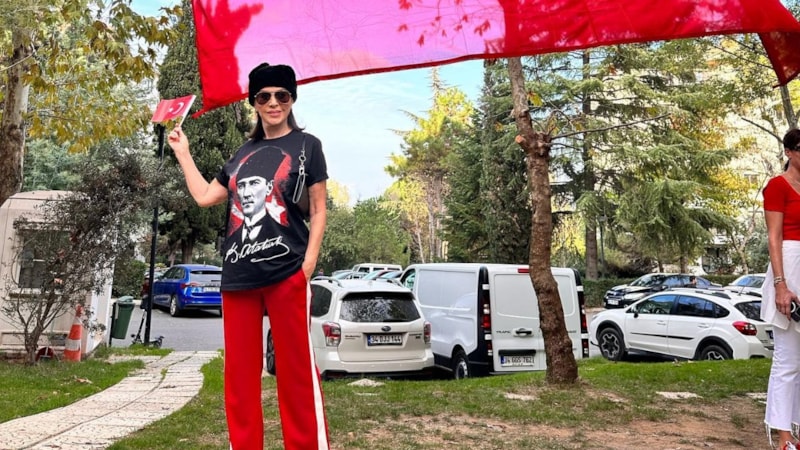 Nebahat Çehre, 29 Ekim ruhunu yansıtan tarzıyla beğeni topladı