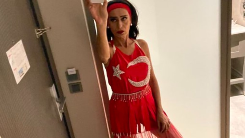 Yıldız Tilbe, Cumhuriyet'in 100. yılı için ay yıldızlı kostüm giydi