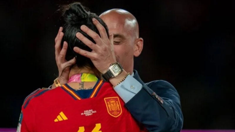 FIFA'dan kadın futbolcuyu öpen Rubiales'e men cezası