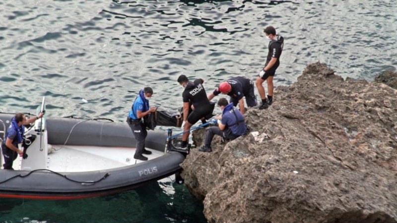Antalya falezlerde kimliği belirsiz kadın cesedi bulundu