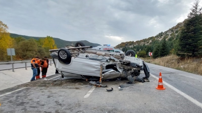 Kütahya'da minibüs, ağaca çarparak devrildi: 1 ölü
