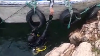 Elazığ'da baraj gölüne düşen telefonu için dalgıç tuttu