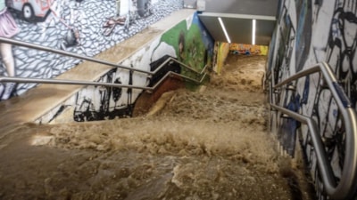İtalya'da sağanak yağış Milano kentini sular altında bıraktı