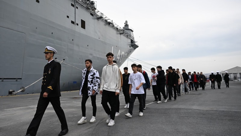 Sarayburnu Limanı'na demirleyen TCG Anadolu gemisi ziyarete açıldı