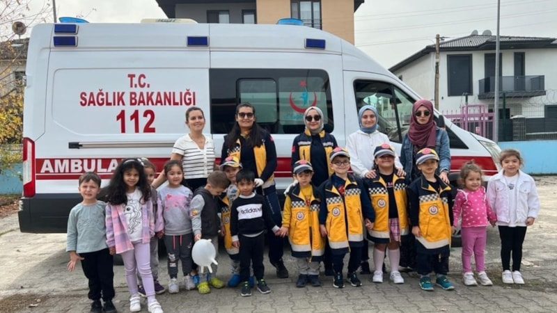 Düzce'de anaokulu öğrencileri ambulansı öğrendi