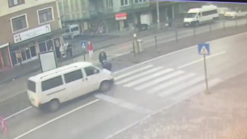 Karabük'te minibüsün yayaya çarptığı anlar kameraya yansıdı