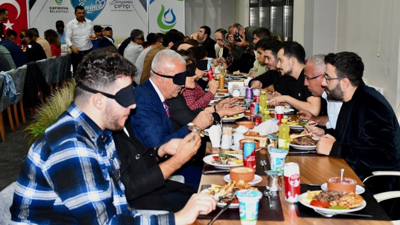 Kocaeli'de görme engelli bireylerle empati için gözleri kapalı yemek yediler