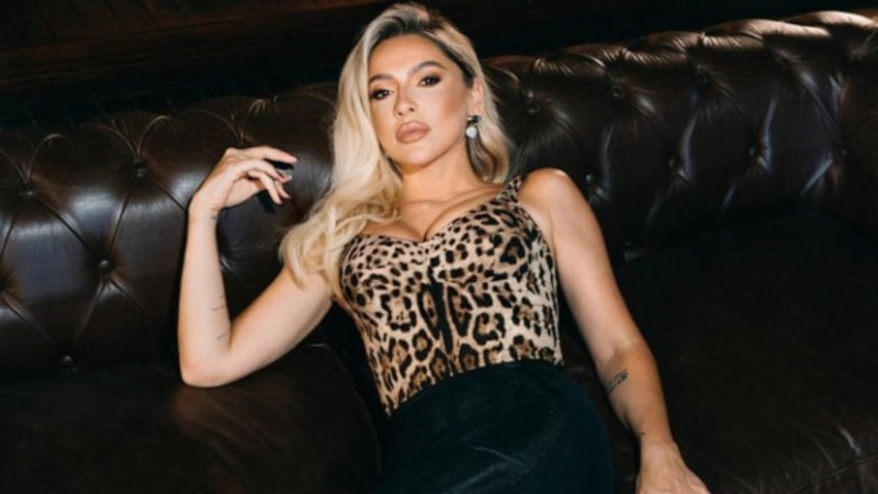 Hadise'den kalça pozu! Dövmelerini sergiledi