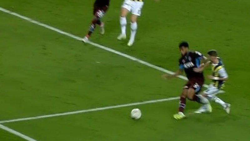 Fenerbahçe penaltı bekledi, hakem devam dedi!