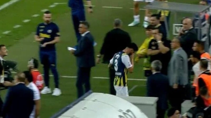 Oyundan çıkan Samet Akaydin, gözyaşlarını tutamadı