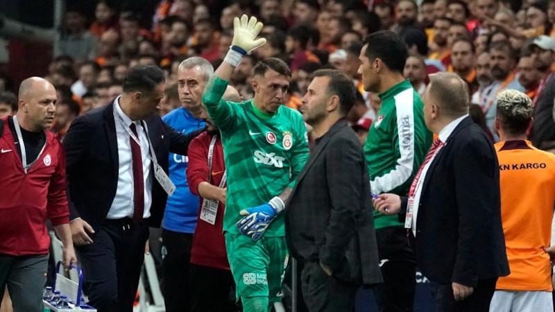 Galatasaray'da Muslera'nın Bayern Münih maçına yetişmesi zor görünüyor