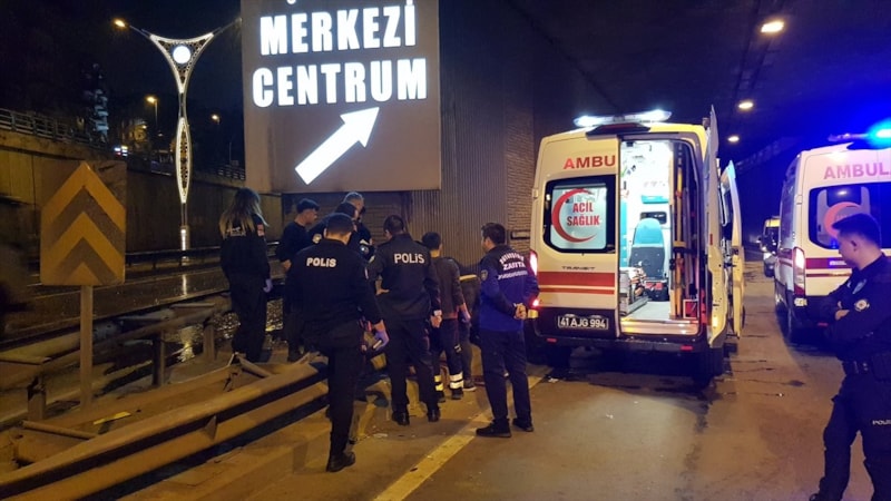 Kocaeli'de üniversite öğrencisi refüje çarparak hayatını kaybetti