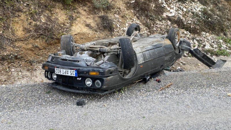 Bolu'da virajı alamayan otomobil takla attı: 2 yaralı