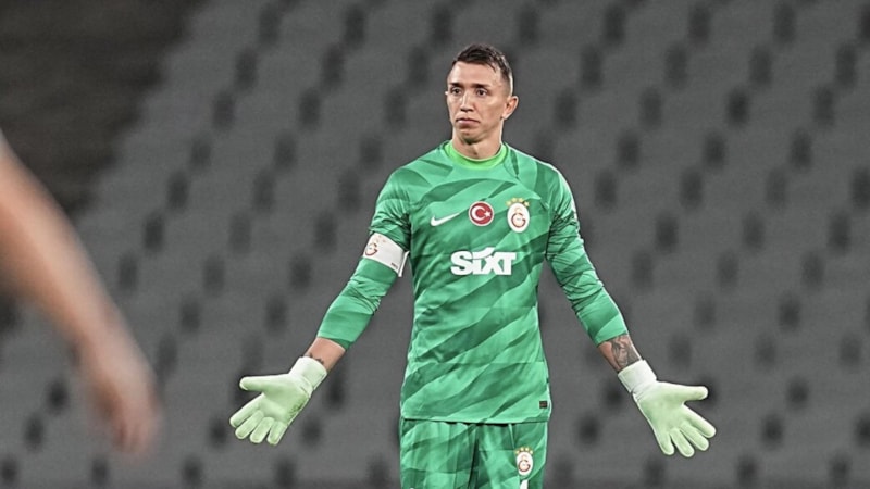 Fernando Muslera yine yaptı yapacağını! Bayern maçı için Okan Buruk'tan flaş istek
