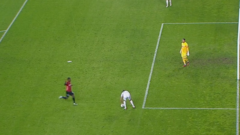 Süper Lig'de ilginç anlar! Rizesporlu Emirhan topu eline alınca penaltı çalındı