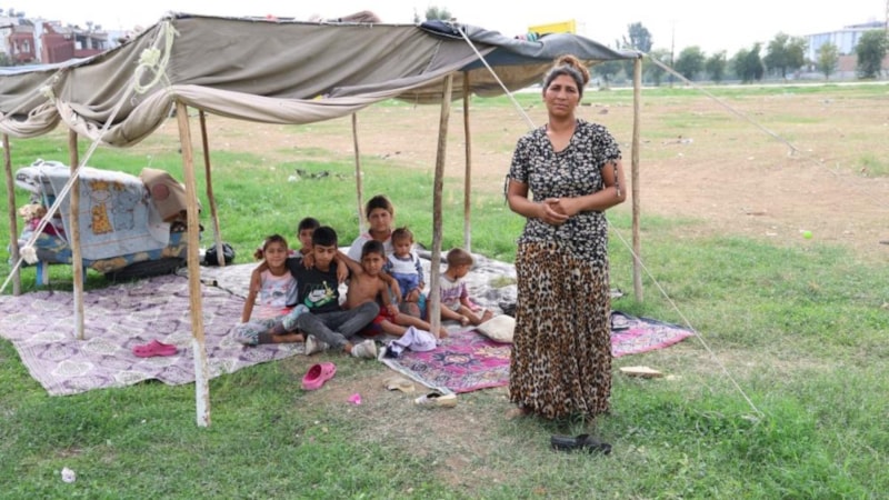 Adana'da ev kirasını ödeyemeyen 8 çocuklu aile, dışarıda kaldı
