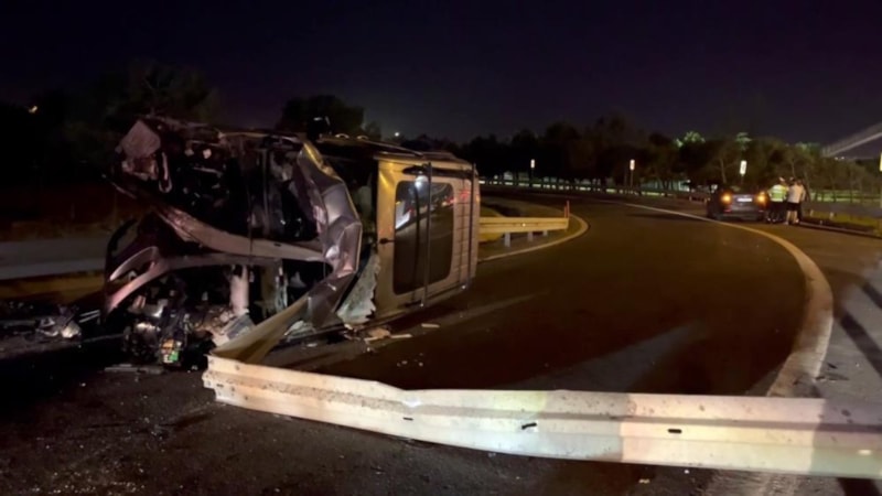 İstanbul Büyükçekmece'de hafif ticari araç bariyere ok gibi saplandı: 1 yaralı