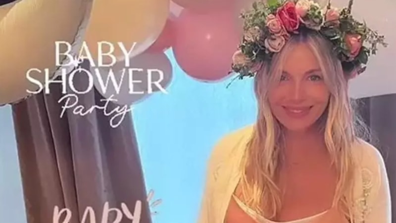 Dondurulmuş yumurtalarıyla genç sevgilisinden bebek bekleyen Sienna Miller, cinsiyet partisi verdi