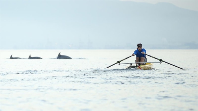 Bursa'da kürek takımı antrenman yaptı: Yunuslar eşlik etti