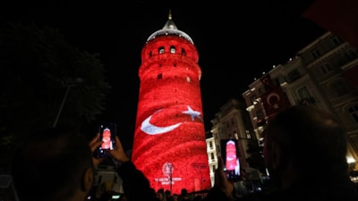 Galata Kulesi ve Kız Kulesi'ndeki ışık gösterileri uzatıldı