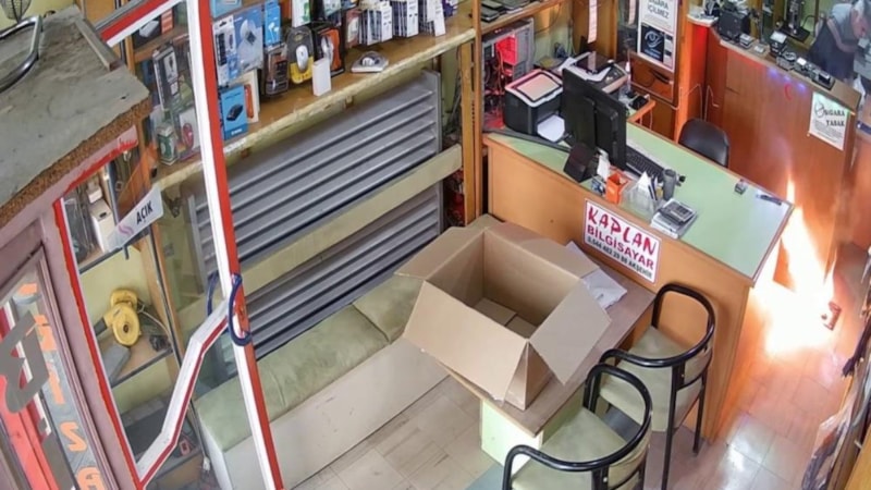 Konya'da tamire getirilen tabletin bataryası bomba gibi patladı