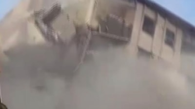 Hatay'da 5 katlı bina titreşim etkisiyle yıkıldı