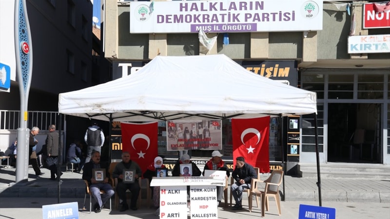 Muş'ta evlat nöbetindeki aileler, çocuklarına çağrıda bulundu