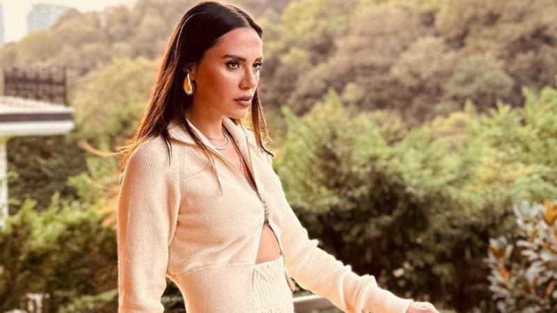 Şükran Ovalı yün küloduyla lüks evinin balkonuna çıktı