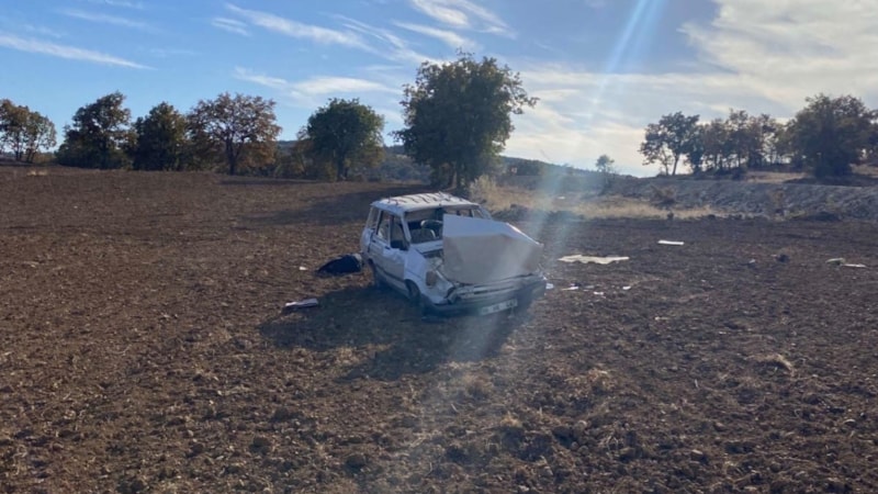 Afyonkarahisar'da kontrolden çıkan otomobil tarlaya devrildi: 1 ölü, 2 yaralı