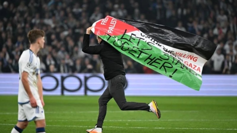 Şampiyonlar Ligi maçında sahaya giren taraftar, Filistin bayrağı açtı