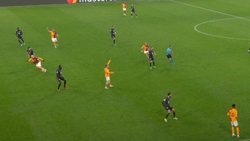 Bayern Münih - Galatasaray maçında konuşulan pozisyon! Ofsayt çizgisi yanlış mı çekildi?