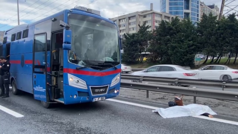İstanbul'da cezaevi aracının çarptığı kadın can verdi