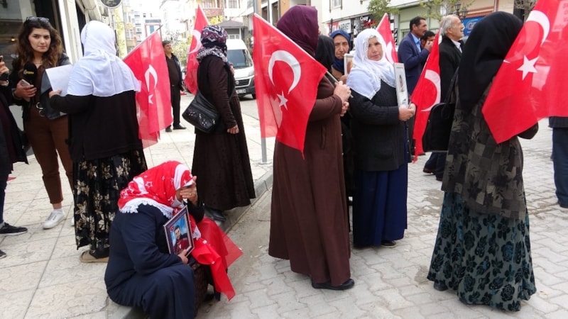 Van'da evlat nöbeti tutan anne: İsrail neyse HDP'de o!