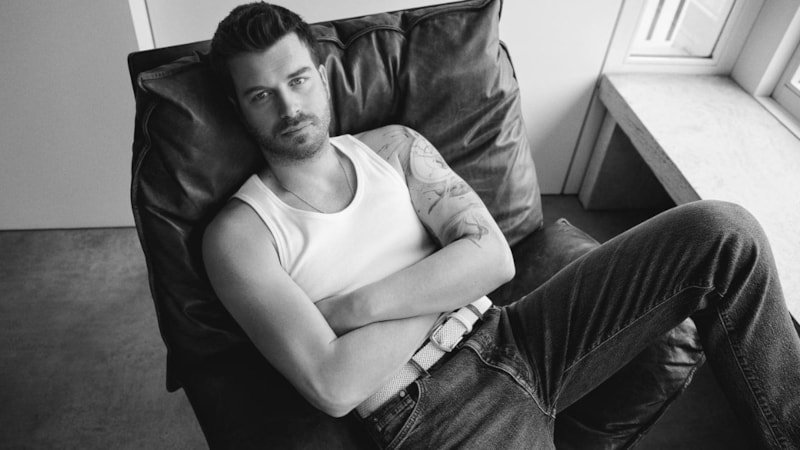 Kıvanç Tatlıtuğ karavan pozuyla bile olay yarattı