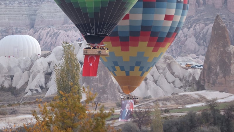 Kapadokya'da 10 Kasım! Balonlara Türk bayrağı ve Atatürk posteri asıldı
