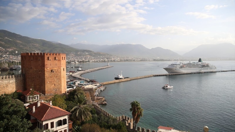 Kruvaziyer gemi 'Amadea' Alanya Limanı'na demirledi