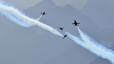 Antalya'da Türk Yıldızları'ndan Ata'ya saygı uçuşu