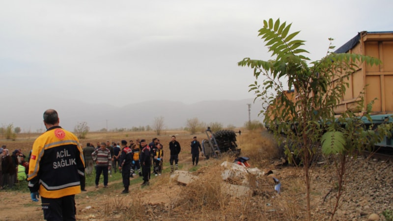 Afyonkarahisar'daki tren, traktöre çarptı