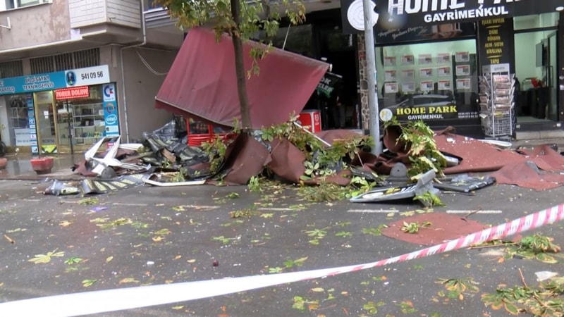 Küçükçekmece'deki yayanın kafasına çatı düştü