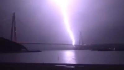 İstanbul yağışa teslim oldu: Yavuz Sultan Selim Köprüsü'ne yıldırım düştü