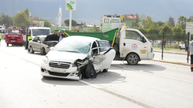 Denizli'de karşı şeride geçen araç dehşet saçtı: 8 yaralı