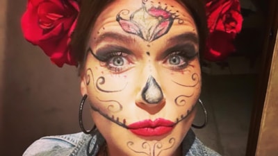 Şevval Sam yeni yaşını Ölüler Günü Festivali’nde kutladı